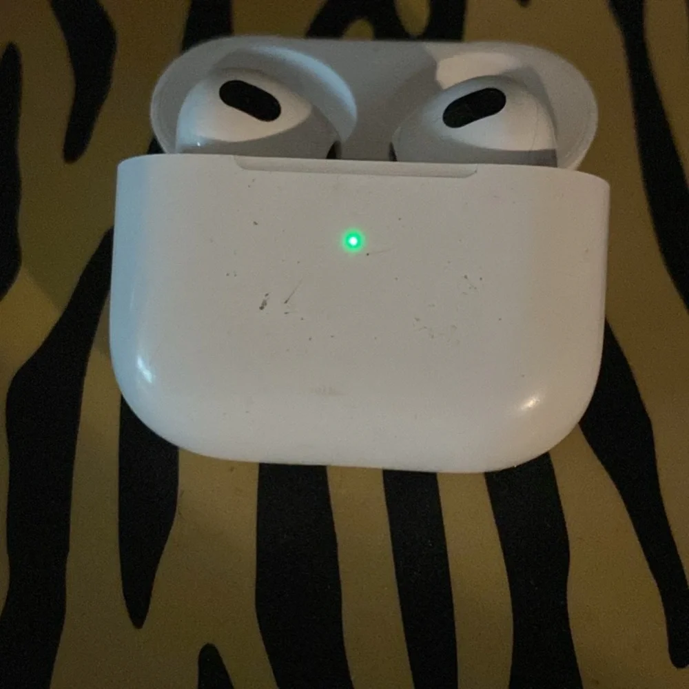 Apple White Wireless Earbuds